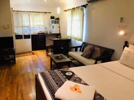 Chambre Double, coin cuisine (Garden View Bure) | Bureau, fer et planche à repasser, draps fournis