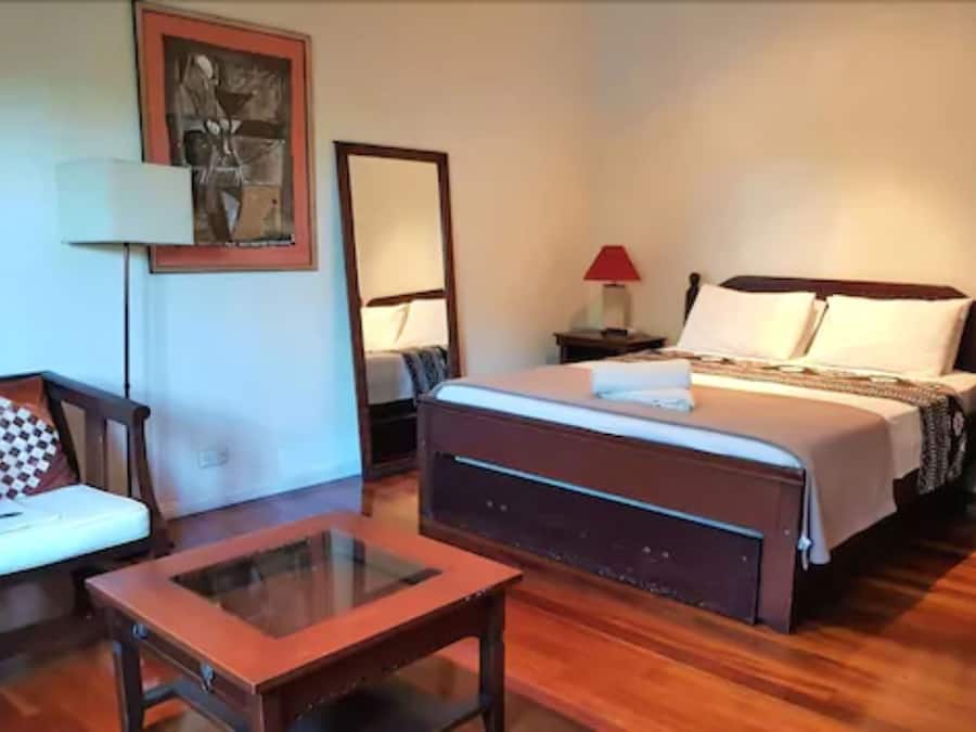 Escritorio, tabla de planchar con plancha y ropa de cama