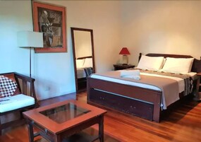 Chambre Deluxe, 1 grand lit | Bureau, fer et planche à repasser, draps fournis