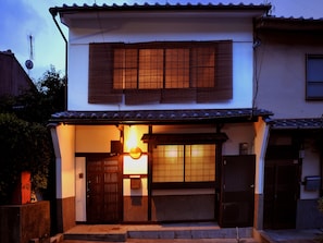 A traditional Japanese house with a wooden gate, sliding doors, and a small porch area. - Theatre and Library Residence -Kyoto Imagumano- (Kyoto)