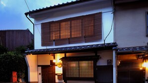 A traditional Japanese house with a wooden gate, a small porch, and a tiled roof. - Theatre and Library Residence -Kyoto Imagumano- (Kyoto)
