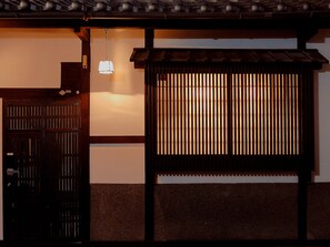 A traditional Japanese building with a wooden door and a sliding shoji screen. - Theatre and Library Residence -Kyoto Imagumano- (Kyoto)
