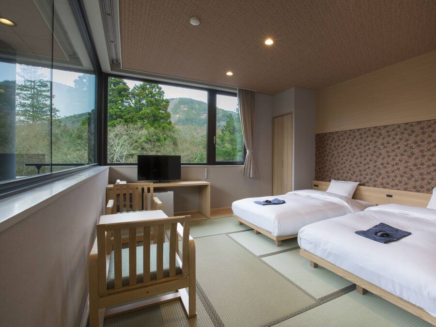 Peti besi dalam bilik, meja, ruang kerja komputer riba