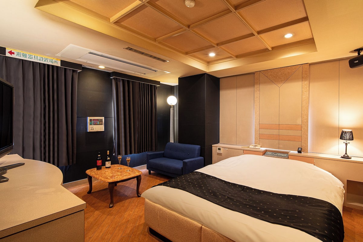 Desk, soundproofing, free WiFi, bed sheets