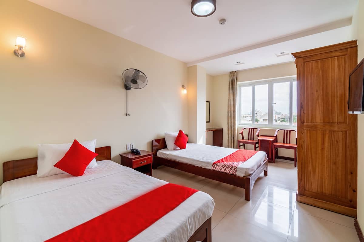 Minibar, in-room safe, desk, WiFi (free)