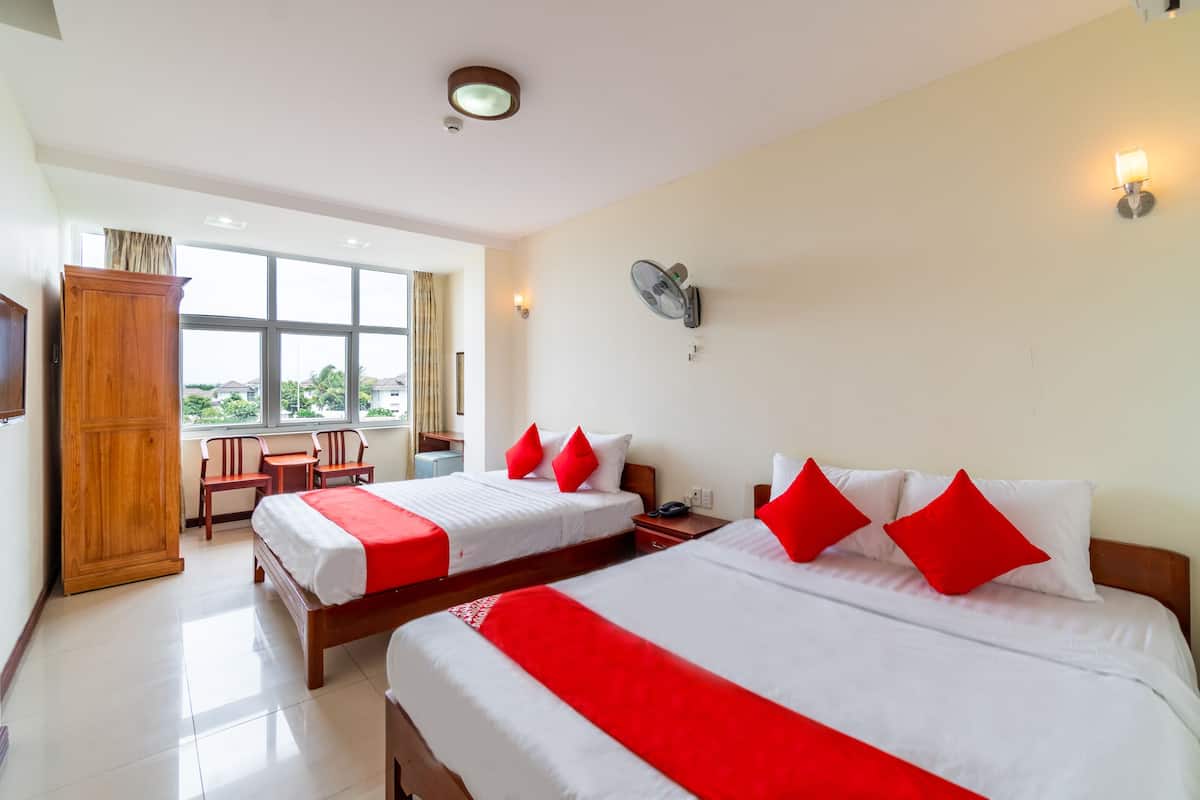 Deluxe Quadruple Room | Minibar, in-room safe, desk, free WiFi