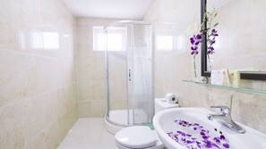 Shower, free toiletries, bidet, towels - Hava Hotel Danang (Da Nang)