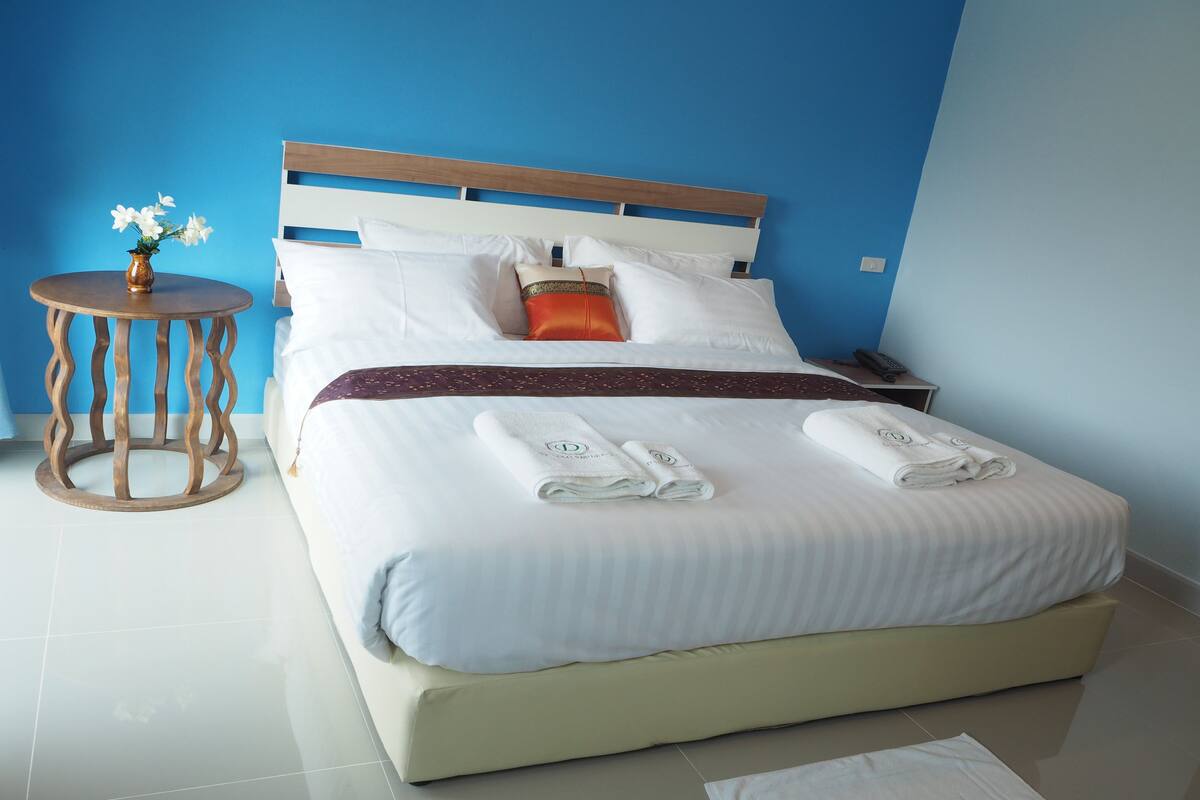 Rollaway beds (surcharge), WiFi (free)