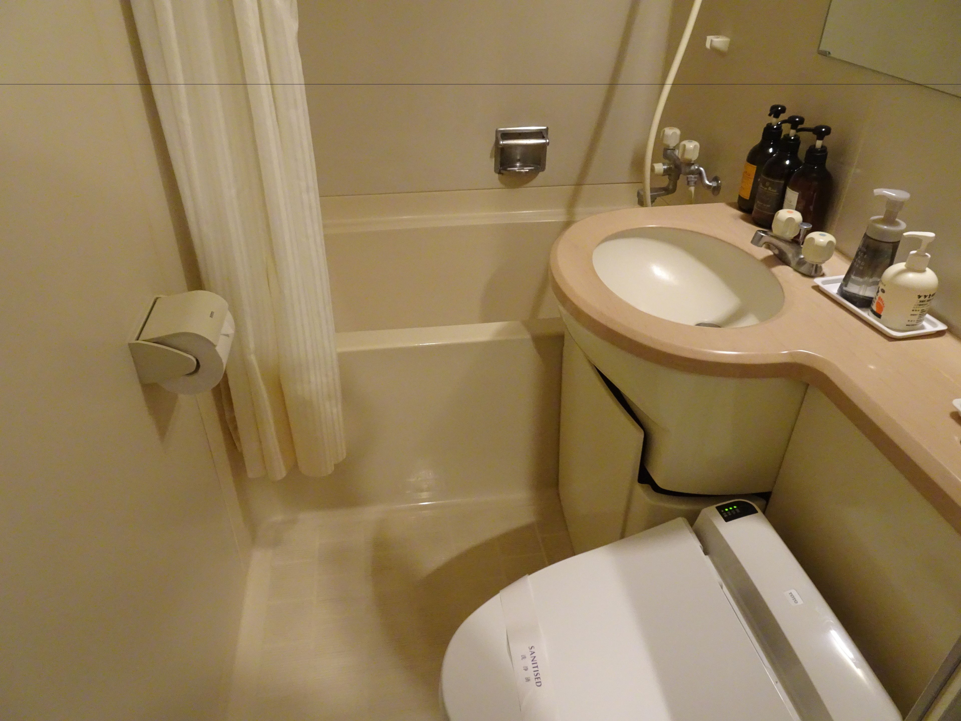 business twin room, multiple beds, smoking | bathroom | combined shower/bathtub, deep-soaking bathtub, free toiletries