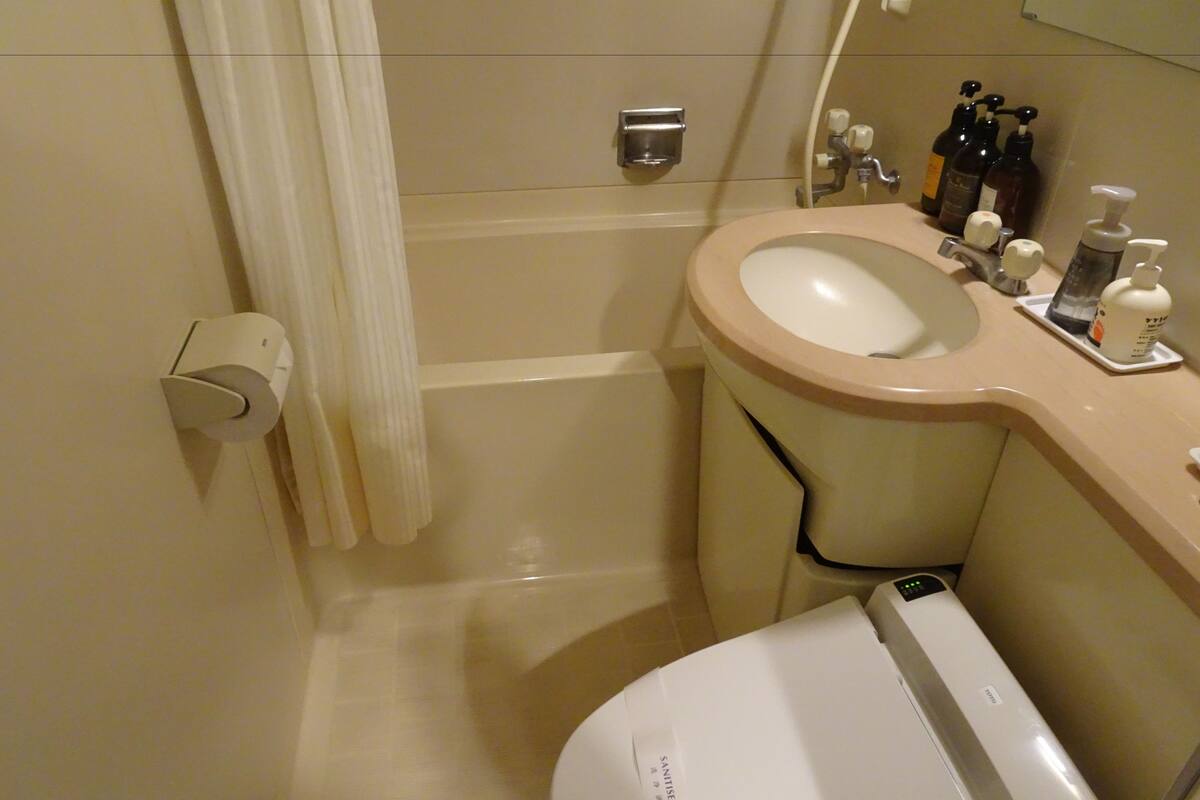 business twin room, multiple beds, smoking | bathroom | combined shower/bathtub, deep-soaking bathtub, free toiletries