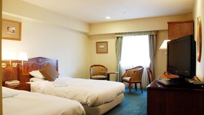 A hotel room with two beds, a desk with a television, a chair, and a small table. - Hotel Grand Terrace Sendai Kokubuncho (Sendai)