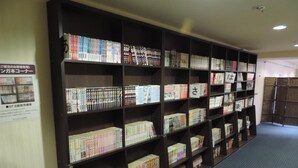 A library with bookshelves filled with books. - Hotel Grand Terrace Sendai Kokubuncho (Sendai)