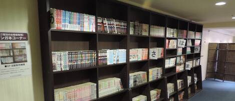 Une bibliothèque dont les étagères sont remplies de livres.