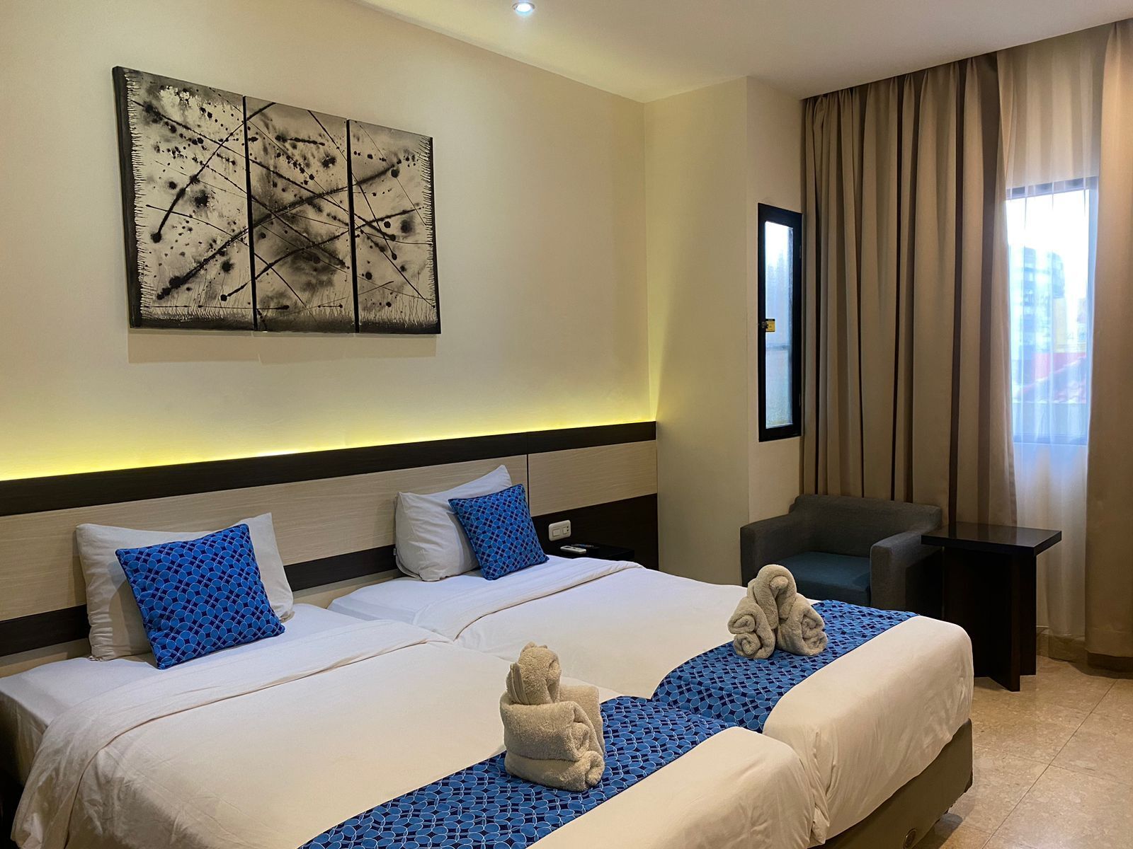 高级双床房 | 客房内保险箱、办公桌、隔音、免费 WiFi