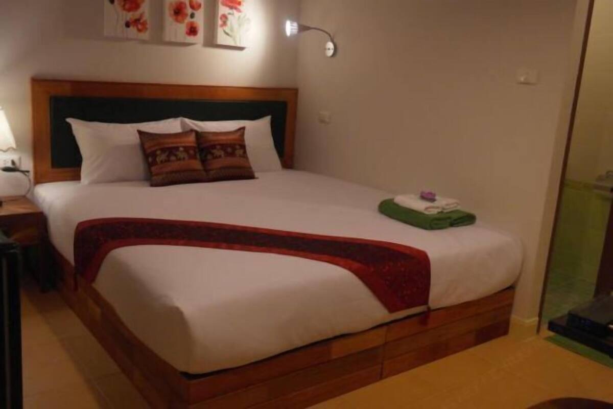 Hypo-allergenic bedding available, in-room safe, desk, WiFi (free)