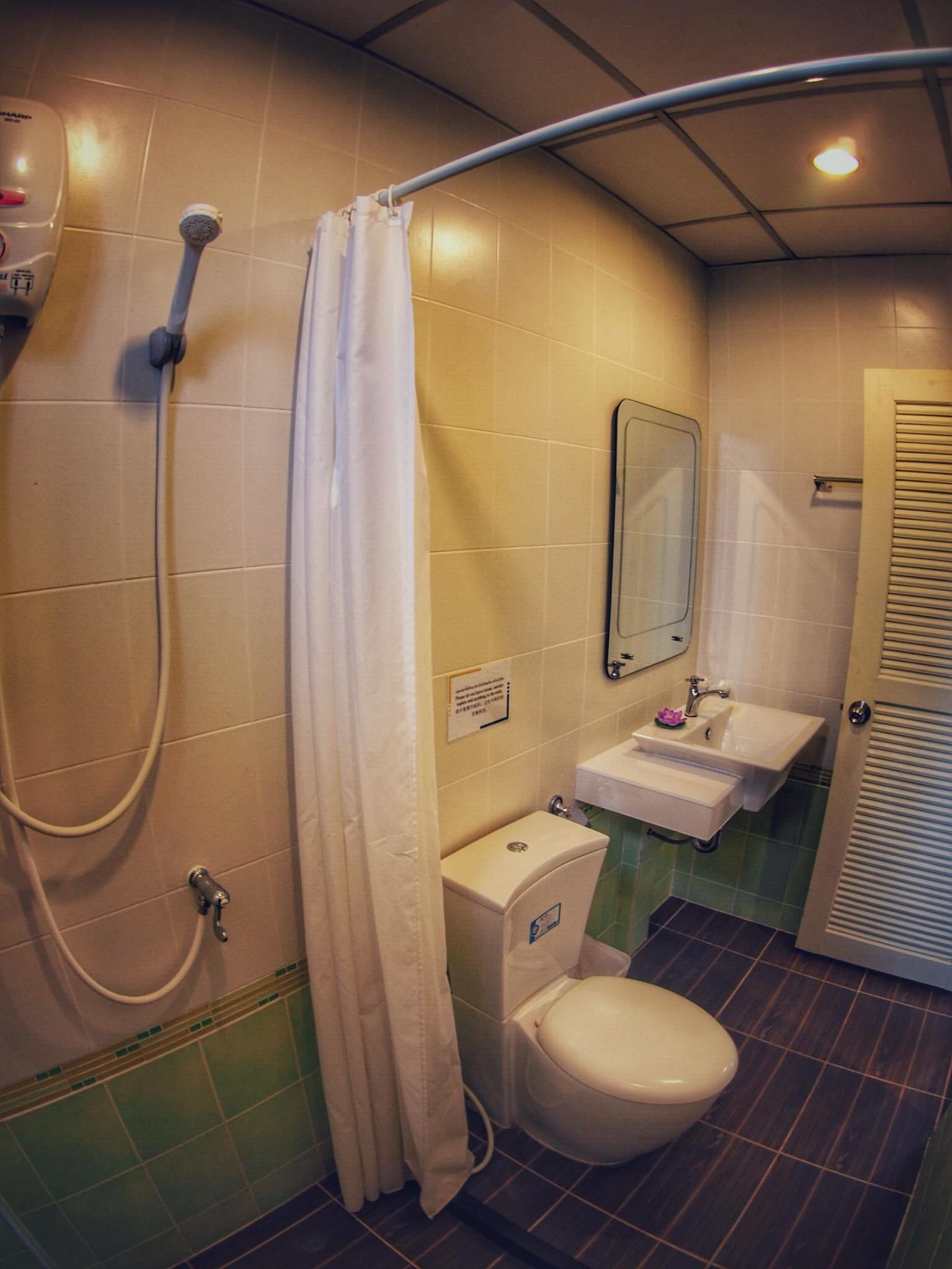 deluxe room | hypo-allergenic bedding, in-room safe, desk, free wifi