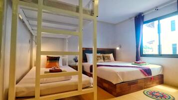 Hypo-allergenic bedding, in-room safe, desk, free WiFi