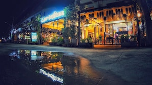 ด้านหน้าที่พัก - ตอนเย็น/กลางคืน
