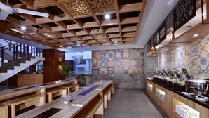 Un restaurante moderno con bancos de madera y una zona de bufé.