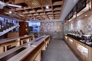 Desayuno buffet (IDR 65000 por persona)