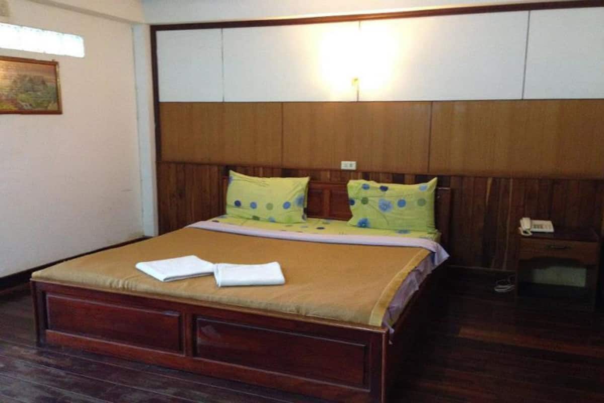 Double/Twin Aircondition Room | Schreibtisch