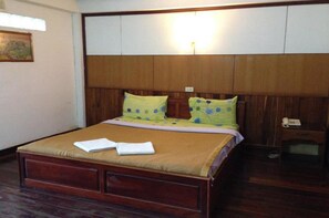 Double/Twin Aircondition Room | 办公桌