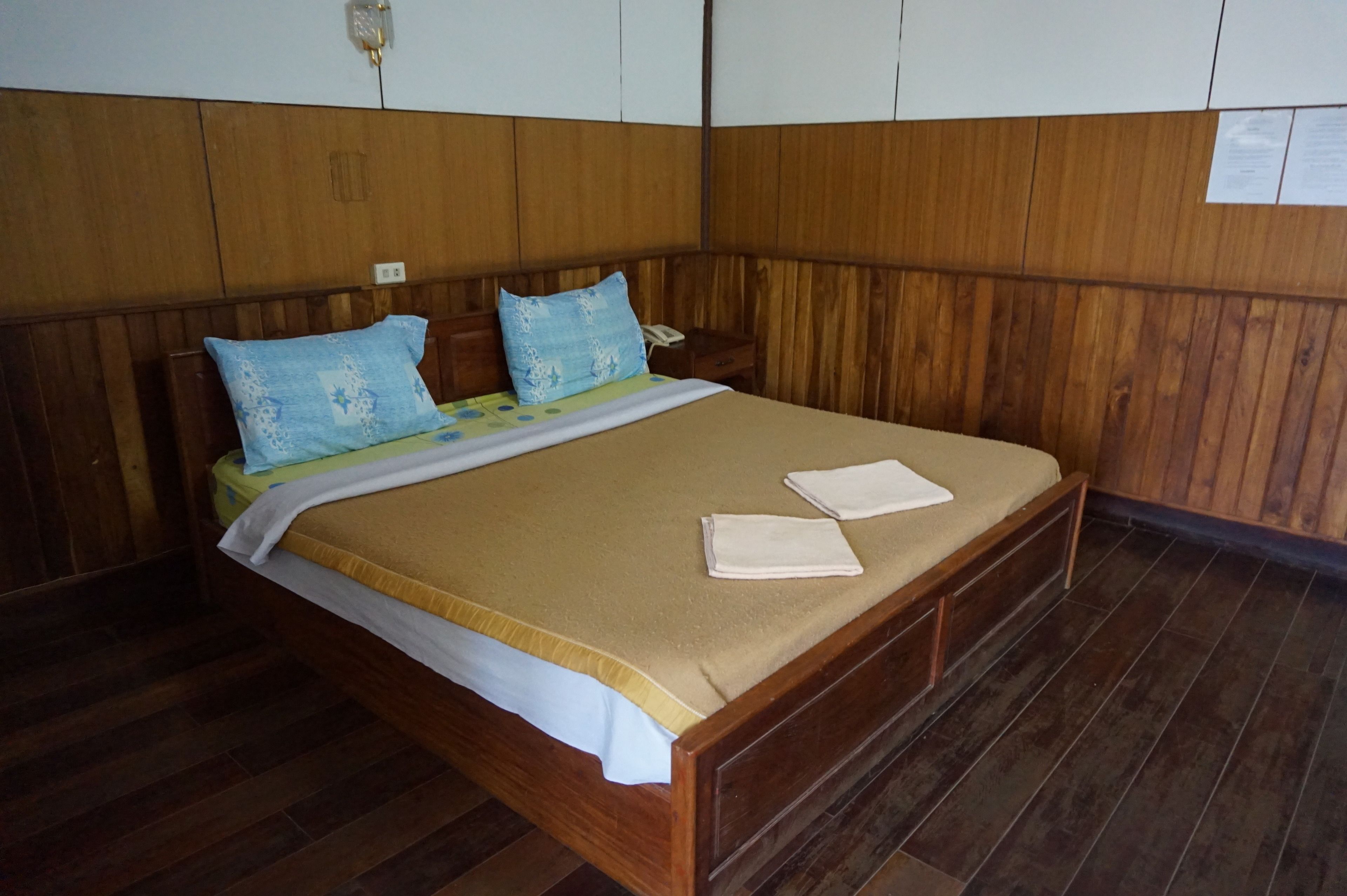 Double/Twin Aircondition Room | Desk