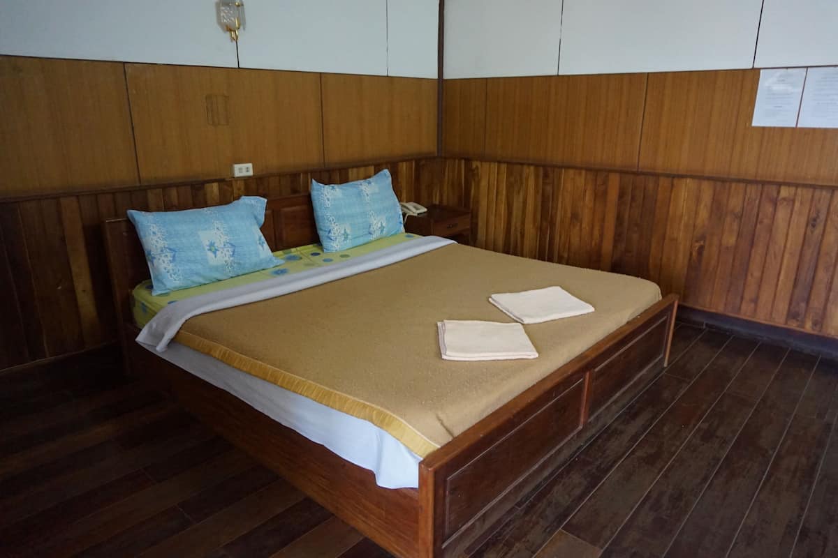 Double/Twin Aircondition Room | Schreibtisch