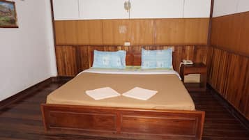 Double/Twin Aircondition Room | Bureau