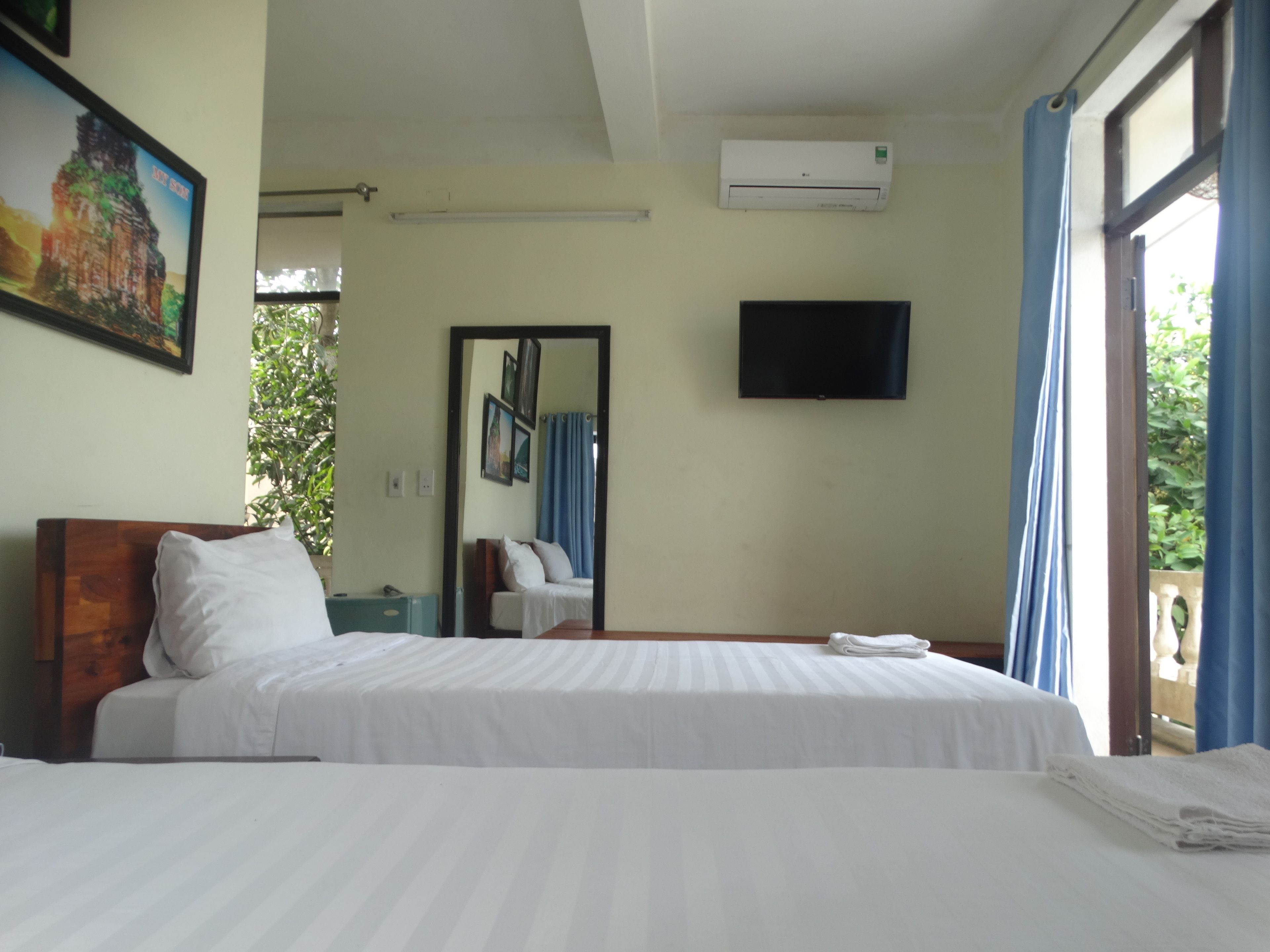 Twin Room, Garden View | Desk, blackout drapes, free WiFi