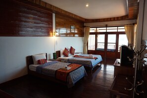 Escritorio y camas extra