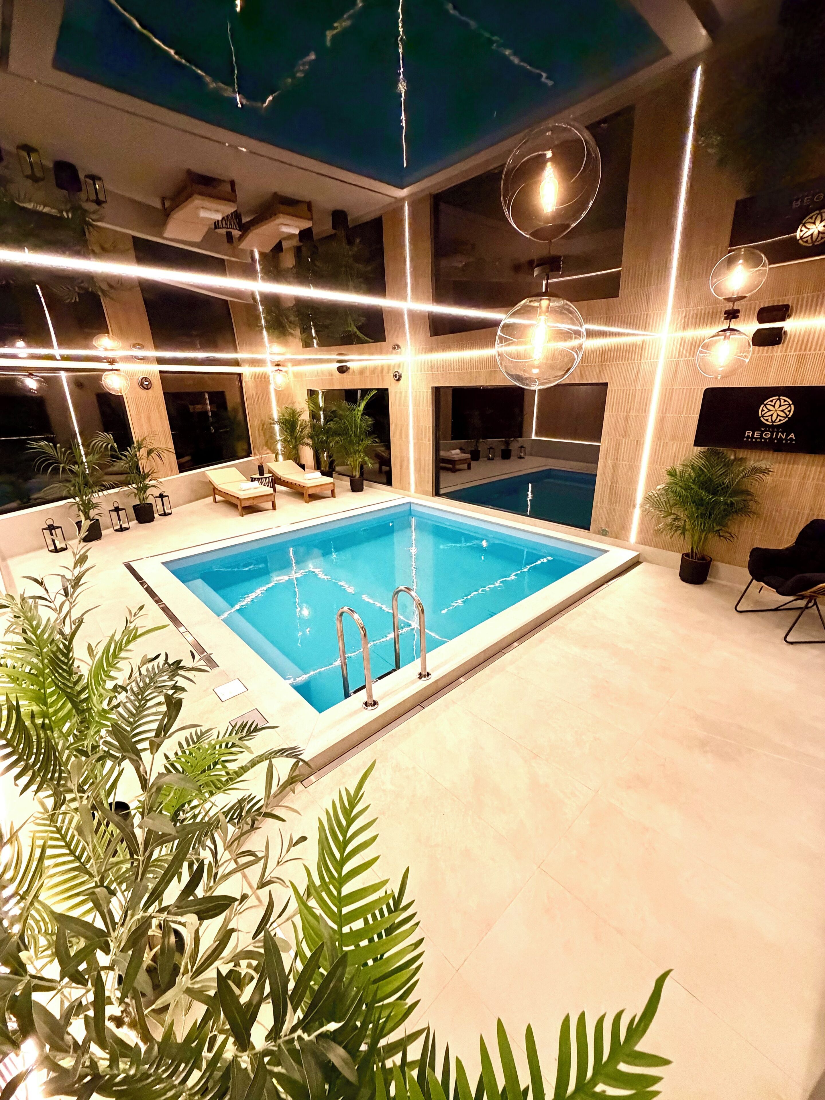 Indoor pool, sun loungers