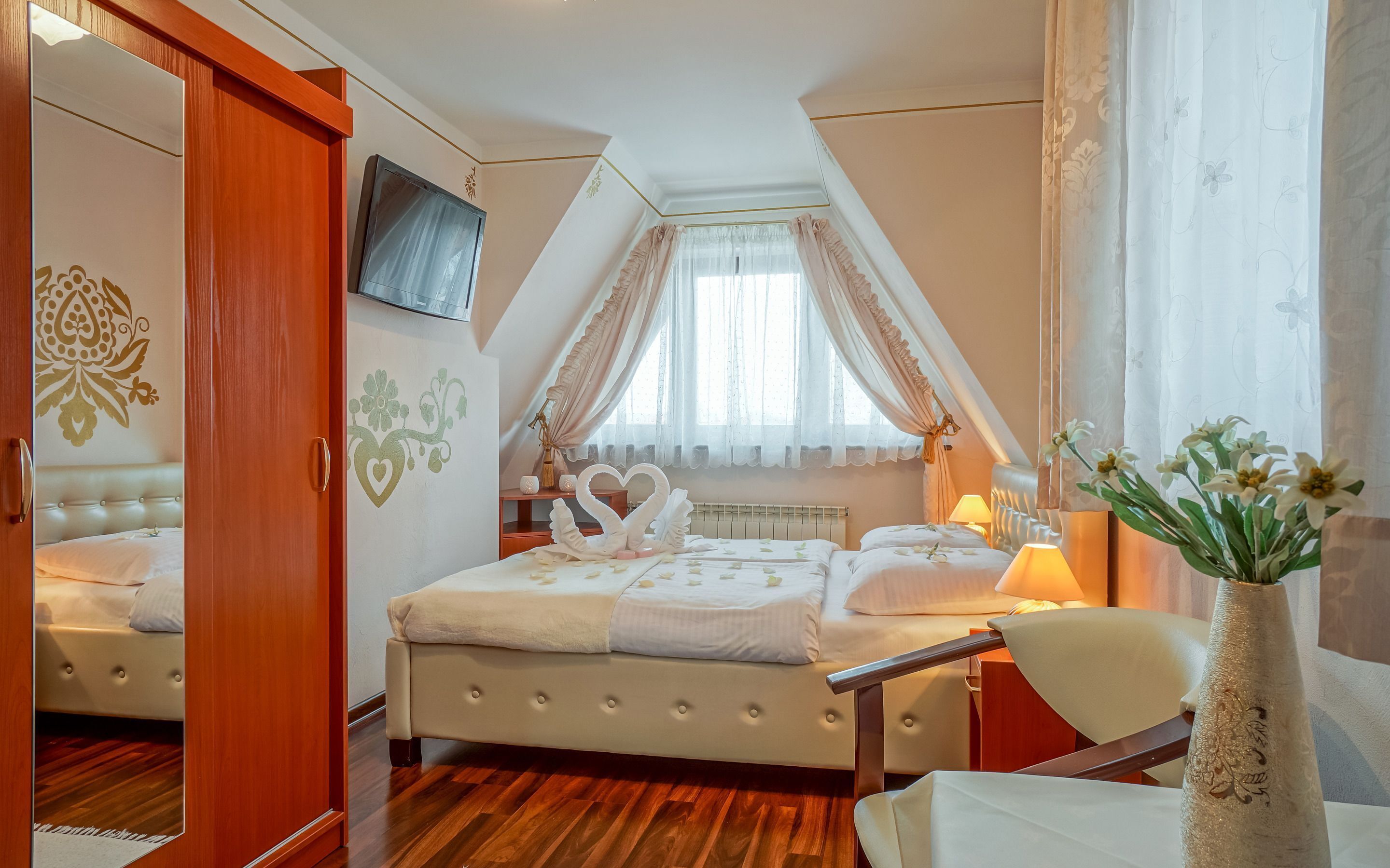 Muebles diferentes, tabla de planchar con plancha y cunas gratuitas 