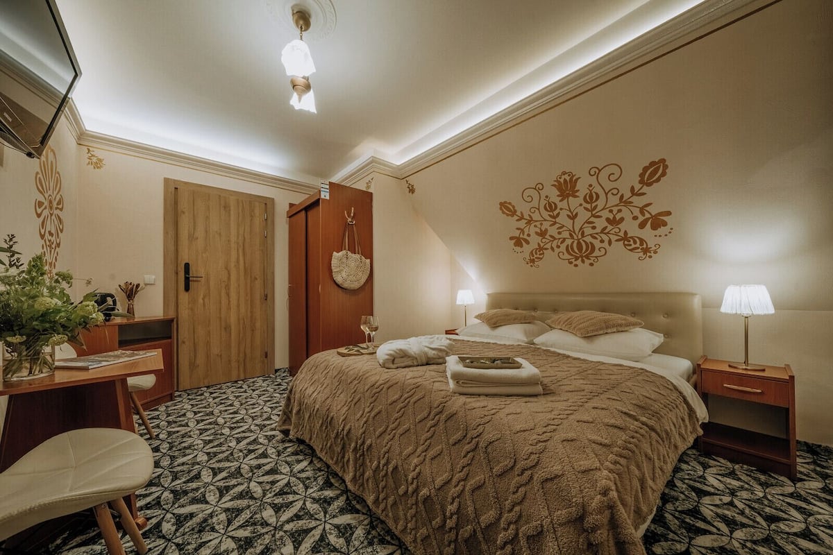 Standard Double Room (Nr 33 - 201485571) | Individually furnished, iron/ironing board, free cots/infant beds