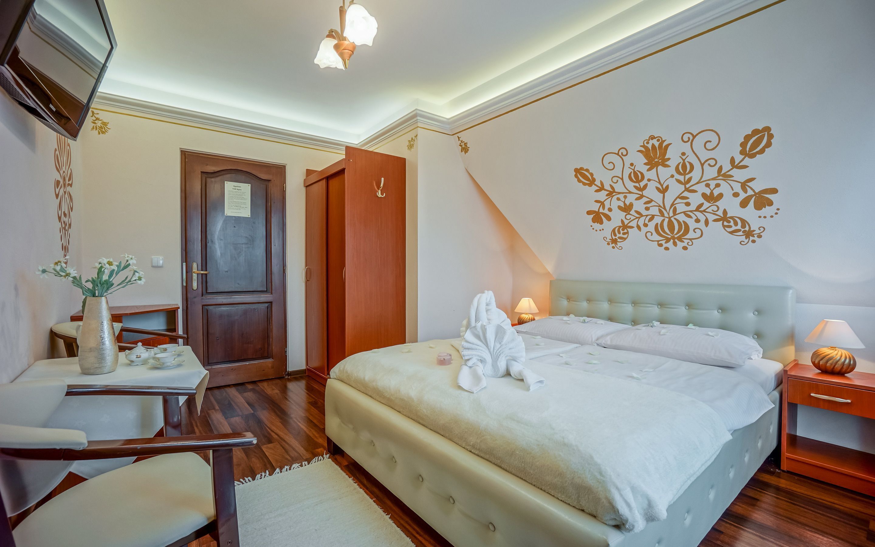 Muebles diferentes, tabla de planchar con plancha y cunas gratuitas 