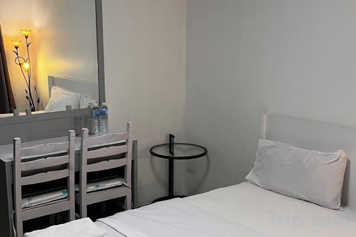 Desk, cribs (free), WiFi (free)