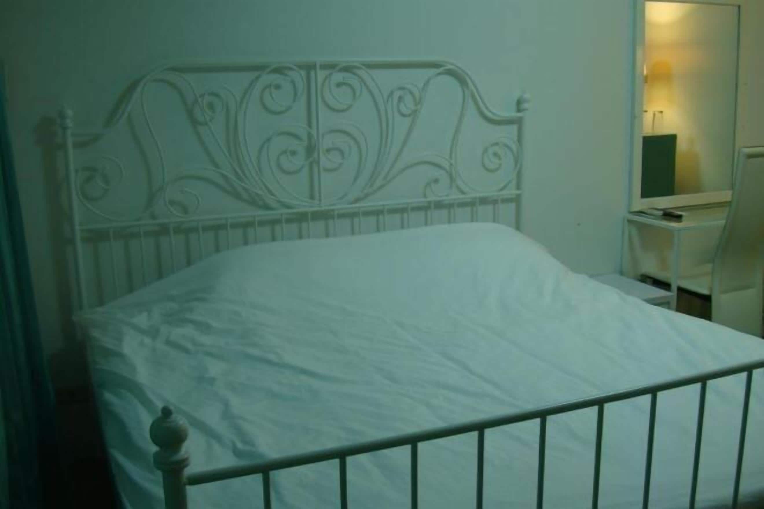 Escritorio, cunas gratuitas y wifi gratis 