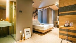 Ein modernes Schlafzimmer mit einem großen Bett, einem Nachttisch, einem Spiegel und einer Wandpaneele aus Holz.