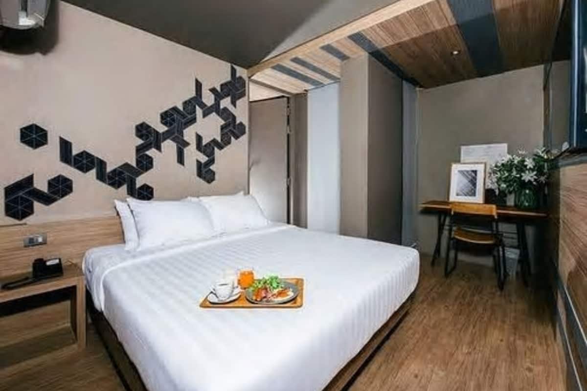 Familie tweepersoonskamer, 2 slaapkamers | Een minibar, een kluis op de kamer, een bureau, verduisterende gordijnen