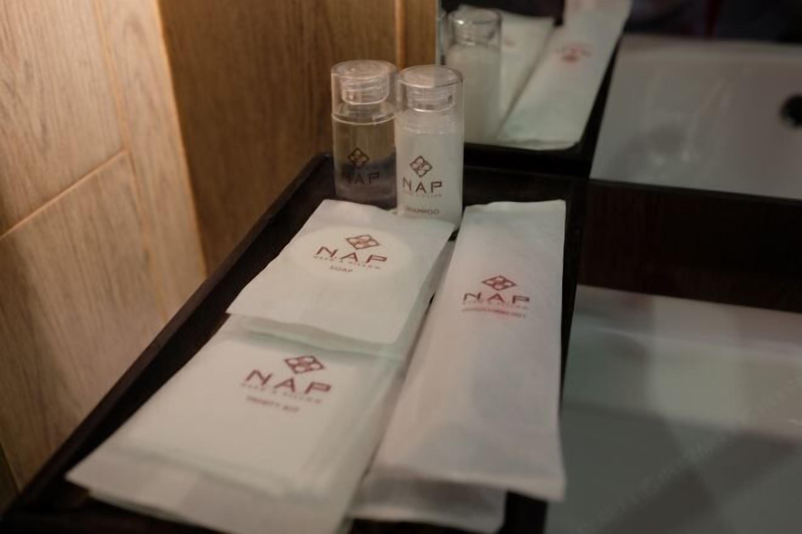 バスルームの設備 | シャワー、レインフォールシャワー、バスアメニティ (無料)、ヘアドライヤー