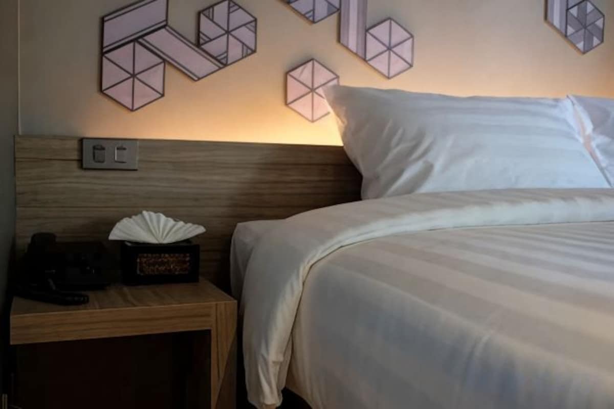 Minibar, safe på rommet, skrivebord og blendingsgardiner