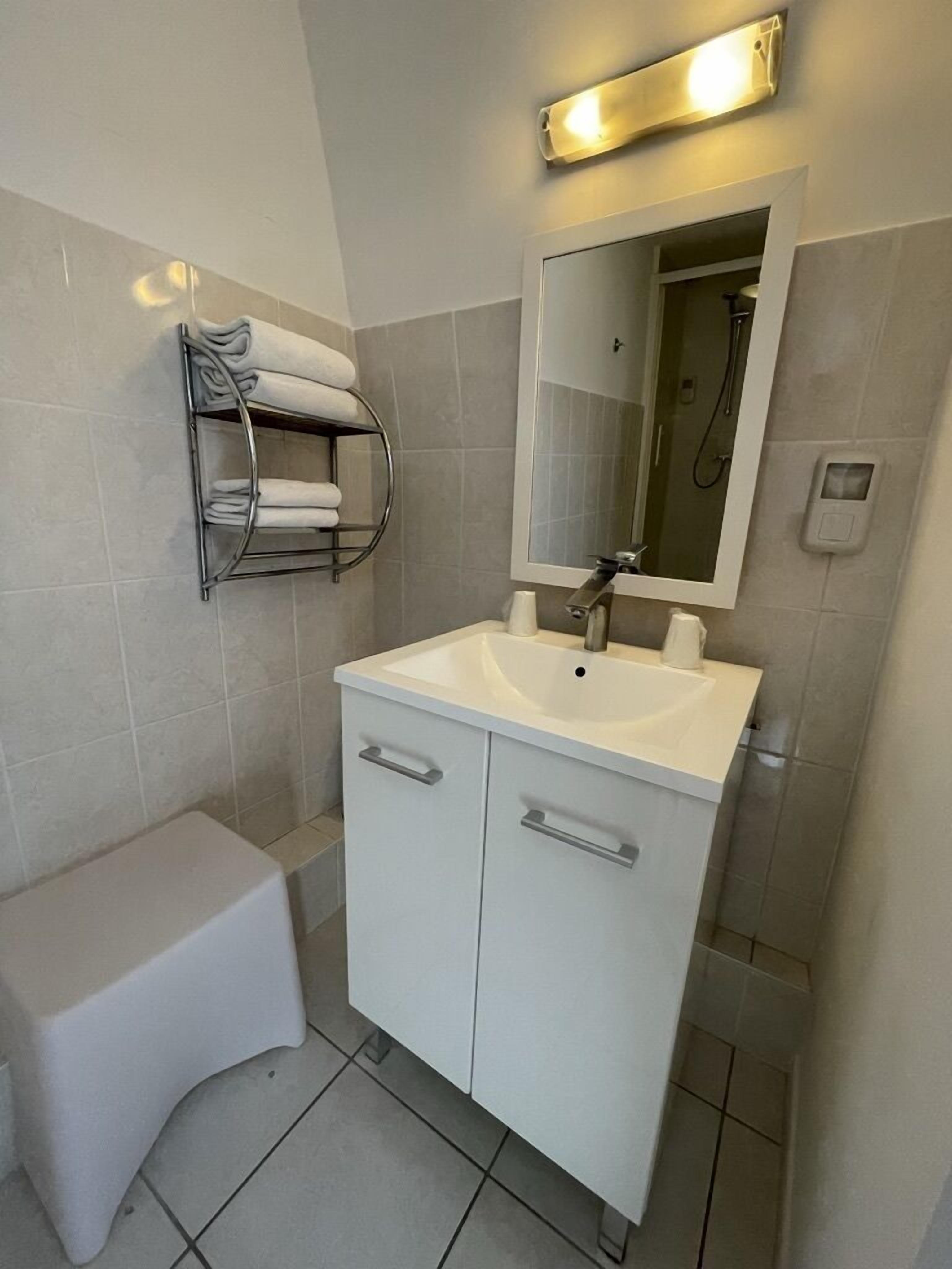 comfort double room, 1 double bed | bathroom | shower, free toiletries, hair dryer, towels