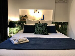 Comfort tweepersoonskamer, 1 tweepersoonsbed | Individueel gedecoreerd, individueel gemeubileerd, een bureau