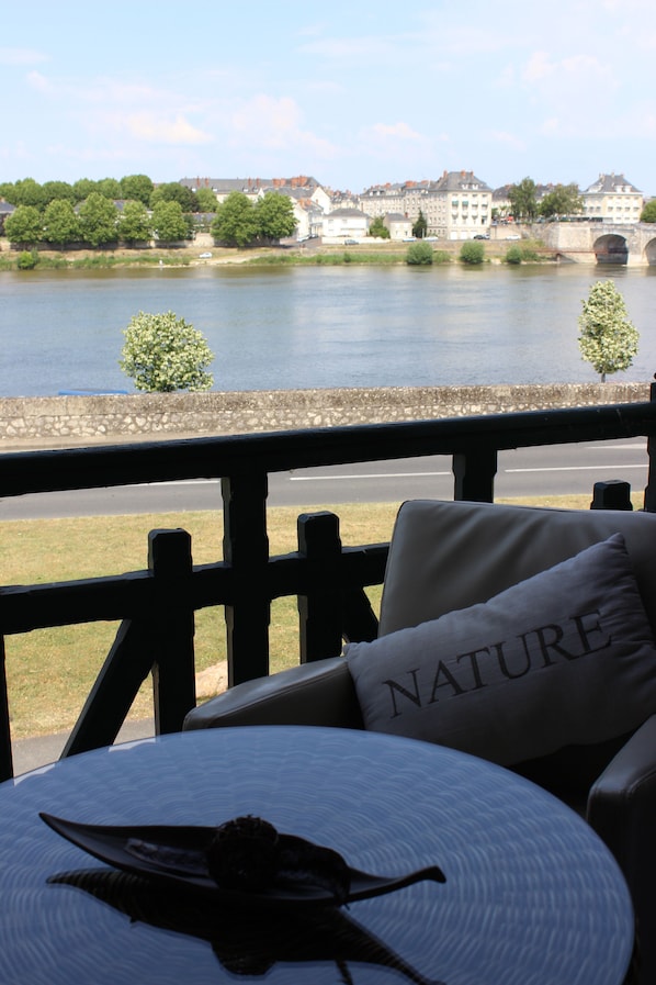 Superior tweepersoonskamer, uitzicht op rivier | Balkon