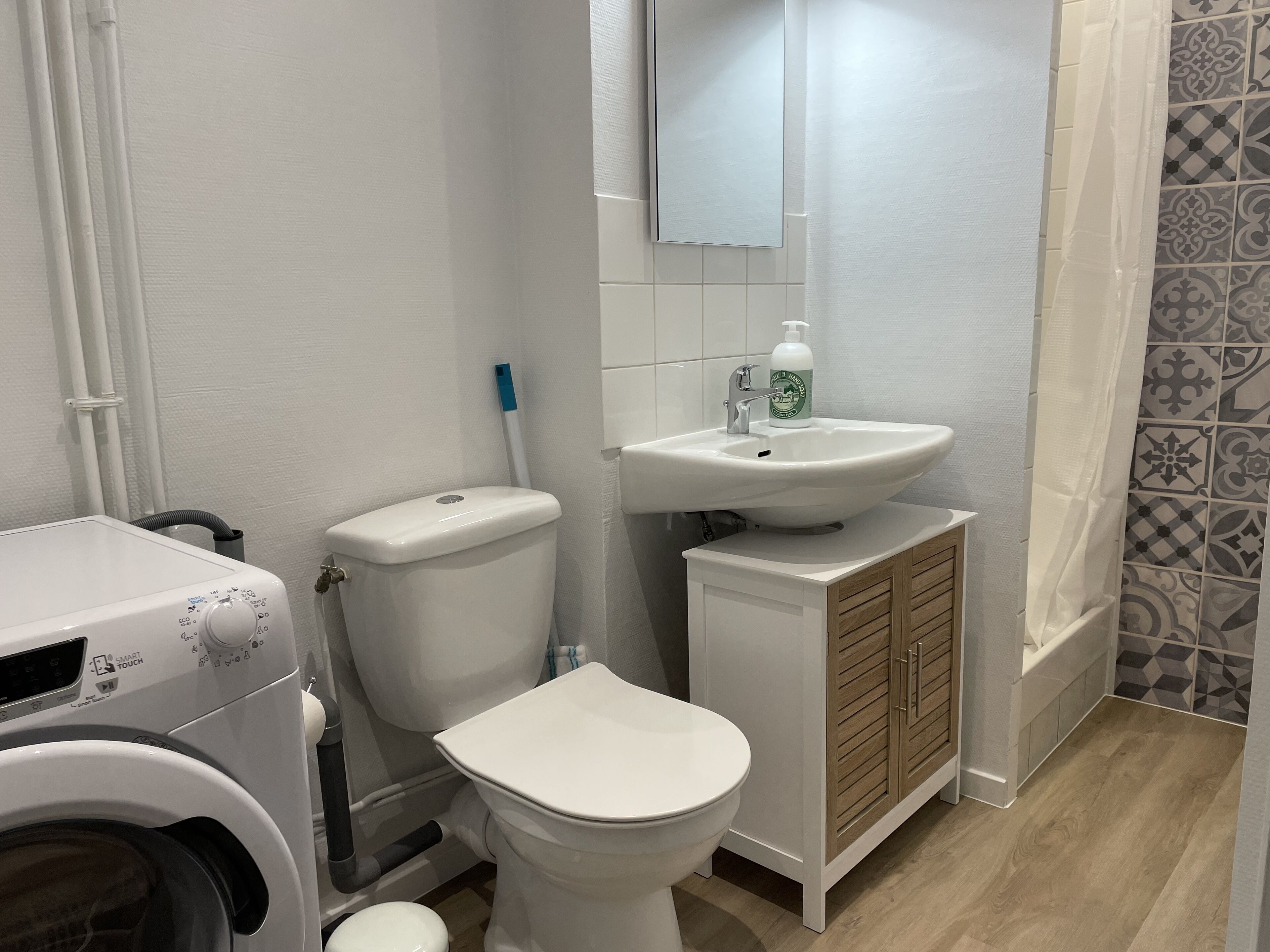 city studio | bathroom | shower, free toiletries, hair dryer, towels