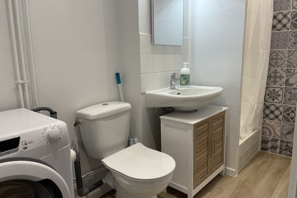 city studio | bathroom | shower, free toiletries, hair dryer, towels