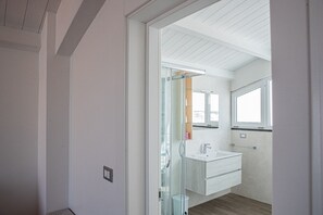 Suite monolocale familiare | Bagno | Doccia, soffione a pioggia, set di cortesia gratuito, asciugacapelli