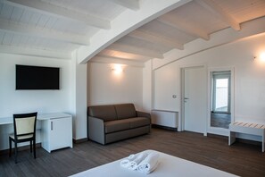 Estudi en suite familiar | Minibar, caixa forta a l'habitació i escriptori 