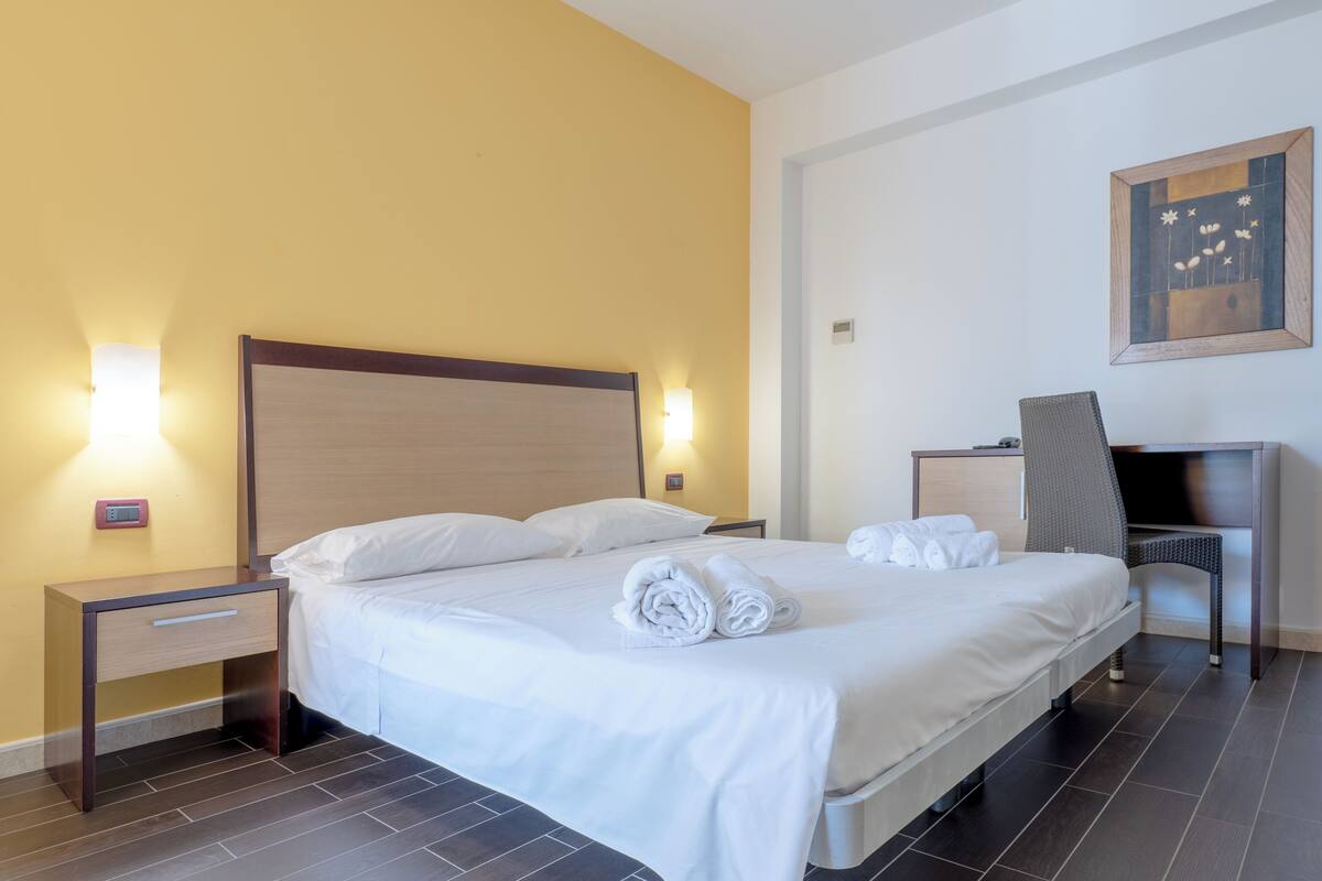 Standard Double Room | Minibar, in-room safe, desk, laptop workspace