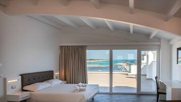 Family Studio Suite | Minibar, in-room safe, desk, laptop workspace